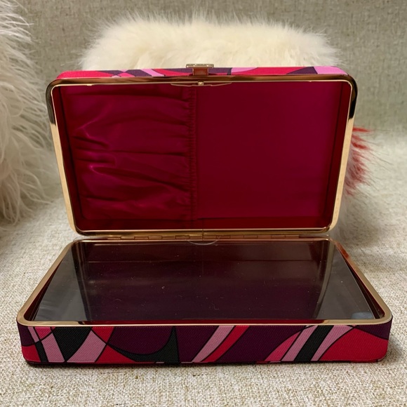 🎀Tarte Gold Makeup Case you can get it for free, with your purchase today#TARTE - Picture 5 of 13